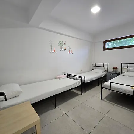 Z Hostel *